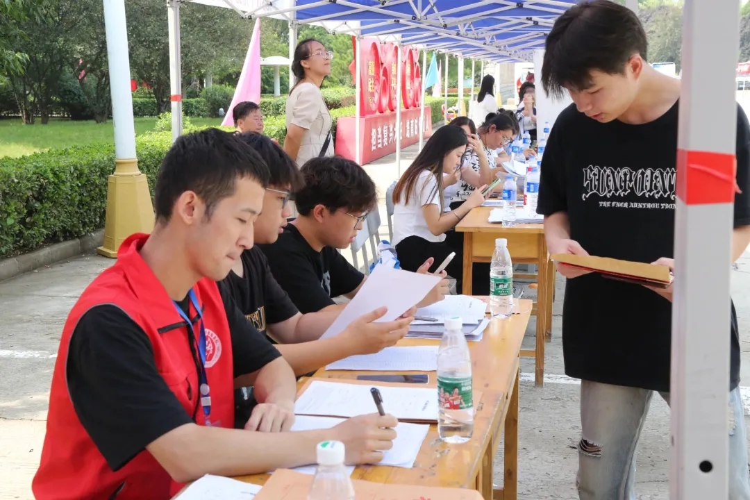 華翔學(xué)院新生報(bào)到，迎新啦！